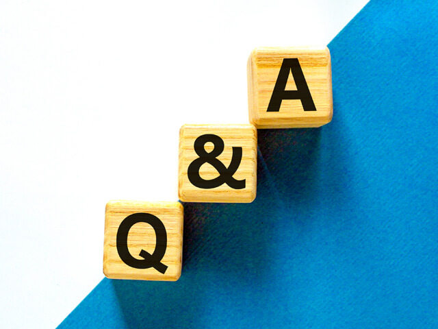 Q＆Aとかかれた木のブロック